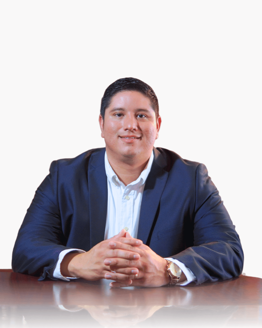 Walther Sandino Rocha en mesa de trabajo