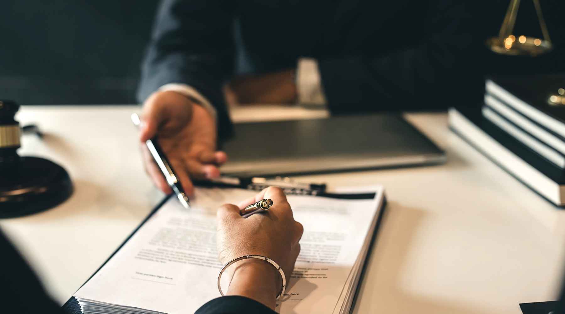 Contratos e infraestructura
